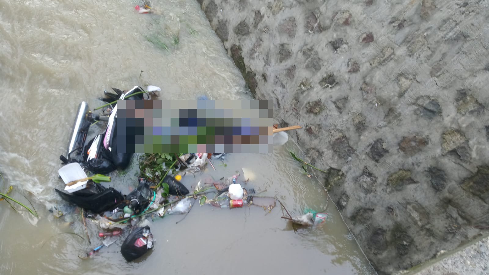 LAKA TUNGGAL: sosok mayat ditemukan warga di dasar saluran irigasi jalan