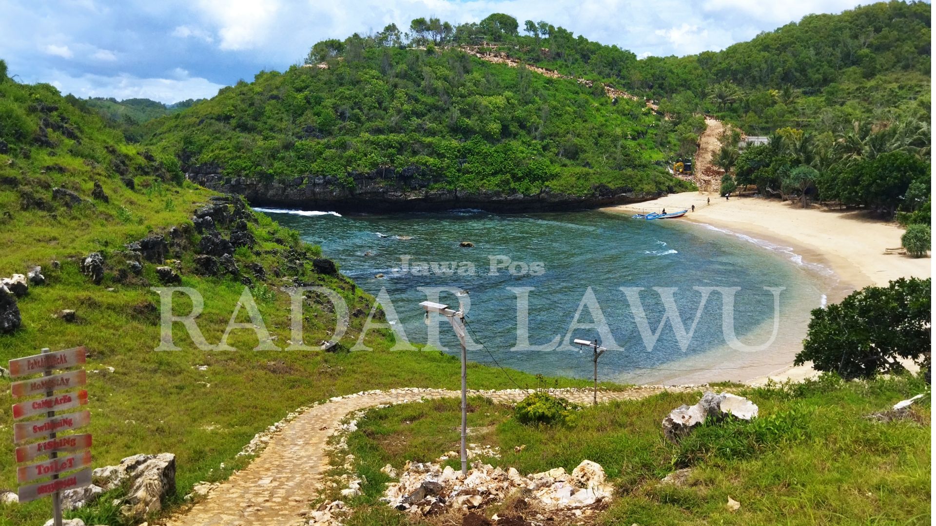 TERSEMBUNYI: keberadaan pantai Bercak diapit dua bukit menjadi pantai tersembunyi di Pacitan.