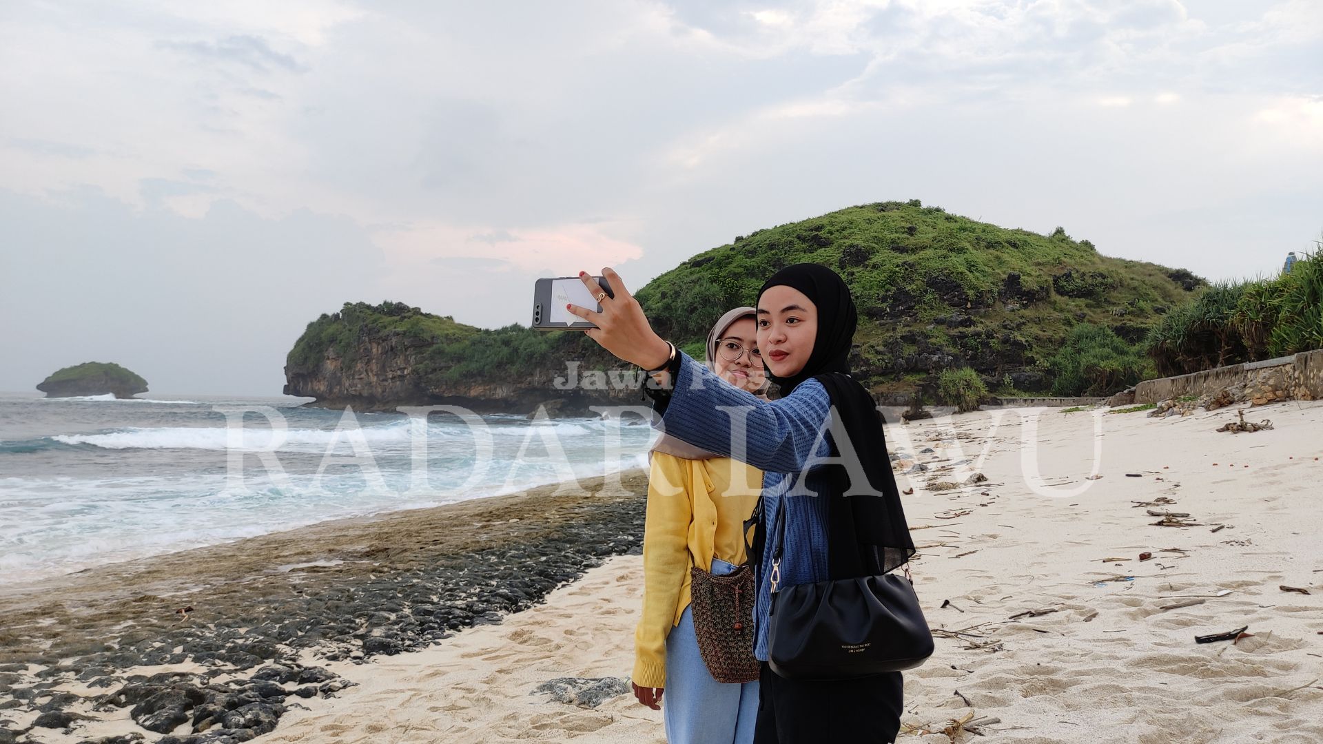 WISATA ALAM: pantai Srau, Pacitan jadi jujukan wisatawan dari berbagai daerah setiap musim liburan.