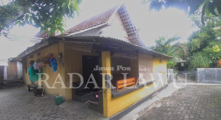 TERTUTUP: Suasana rumah terduga teroris sepi di Jalan Diponegoro, Kelurahan Selosari, Kecamatan Magetan, Senin (29/1). (AJI PUTRA/JAWA POS RADAR MAGETAN).