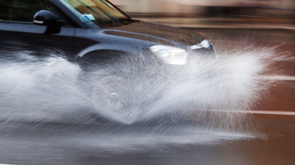 HATI-HATI: Cegah Aquaplaning, pengendara disarankan mengurangi kecepatan saat melintas di Jalan Tol dalam kondisi curah hujan tinggi. (TOYOTA ASTRA)