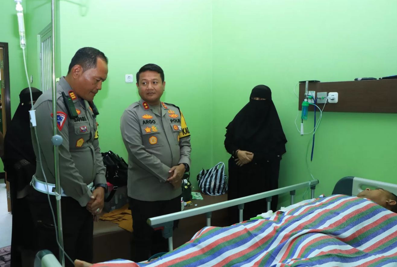 MUSIBAH: Kapolres Ngawi AKBP Argowiyono membesuk Gus Aab, Ketua DB PBNU di RS Widodo Senin pagi (29/1). (HUMAS POLRES NGAWI VIA RADAR MADIUN)