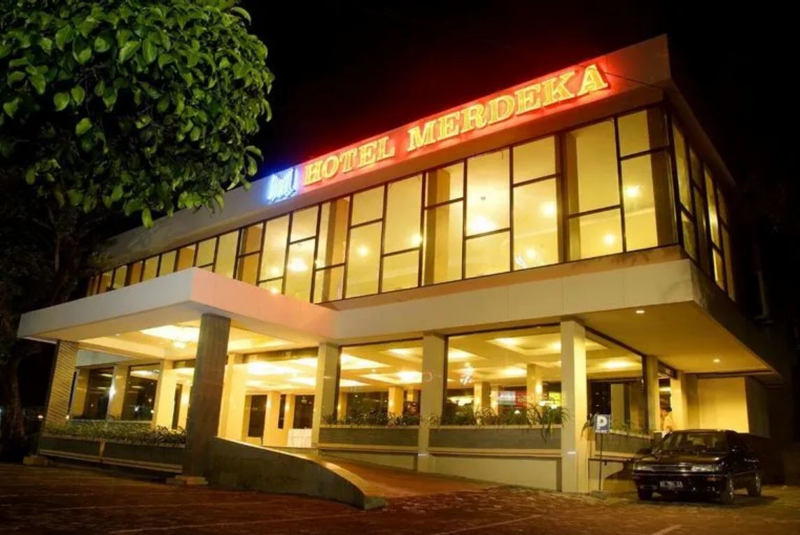 BERSEJARAH: Hotel Merdeka Kota Madiun memiliki sejarah panjang, telah berdiri satu abad lebih sejak pemerintahan kolonial Belanda. (TIKETCOM)