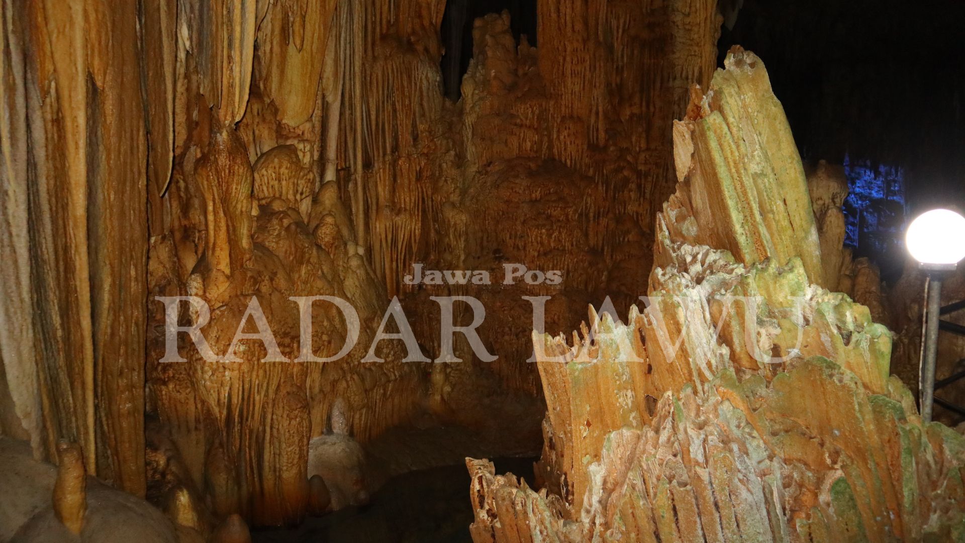 PROSES ALAMI: Keberadaan stalaktit dan stalagmit di gua gong menjadi daya tarik wisata di Pacitan itu