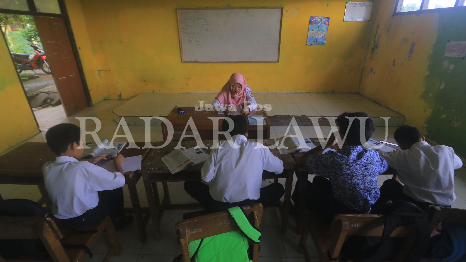 DIPERTAHANKAN: Kegiatan belajar mengajar di SMPN Satu Atap Gemarang, salah satu sekolah kategori tertinggal yang masih dipertahankan Pemkab Madiun. (R. BAGUS RAHADI/RADAR MADIUN)