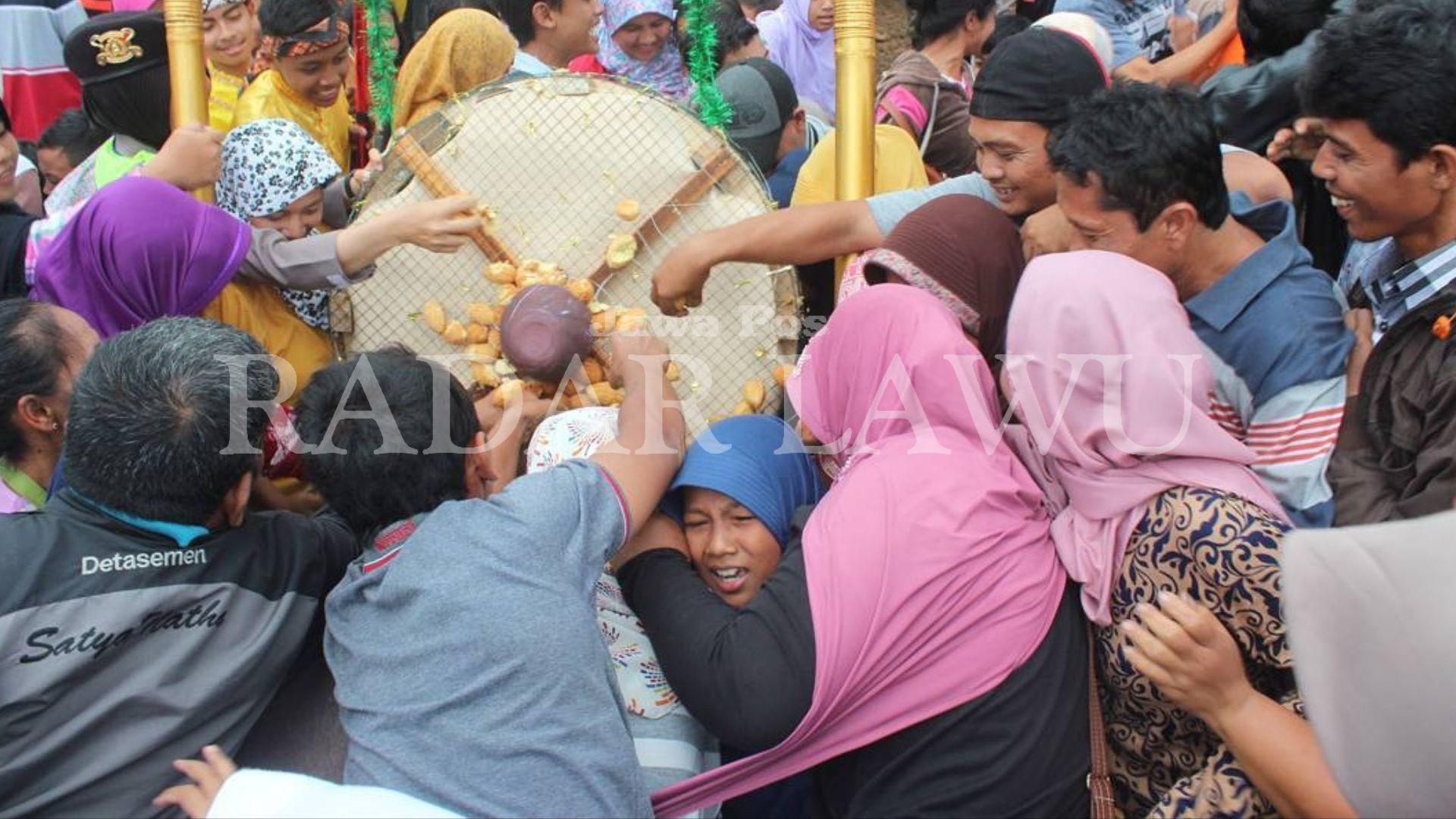 BEREBUT: Festival Bolu Rahayu rutin digelar setiap tahunnya. (LODIT FERNANDEZ/RADAR MADIUN)