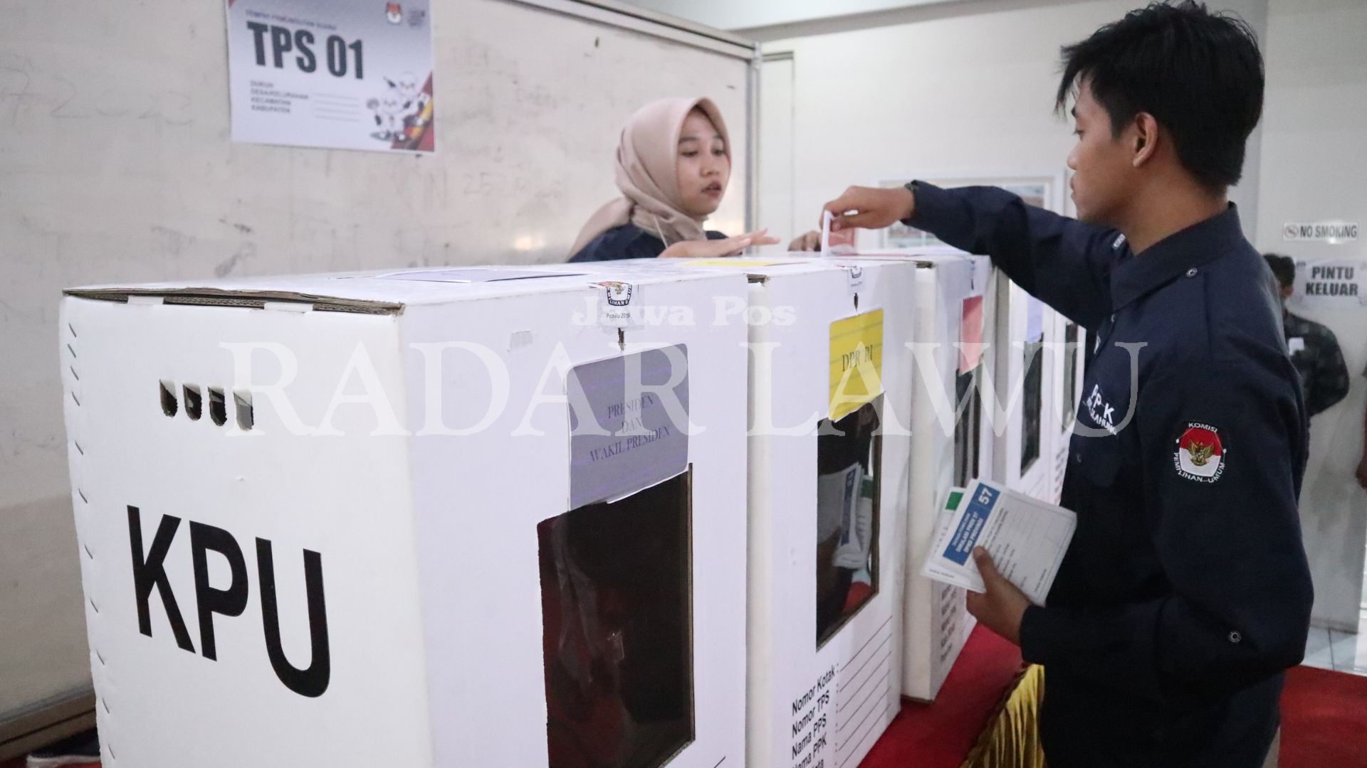 UJI COBA: KPU Ponorogo menggelar simulasi pemungutan suara Pemilu 2024 pertengahan bulan ini. (SUGENG DWI N./JAWA POS RADAR PONOROGO)