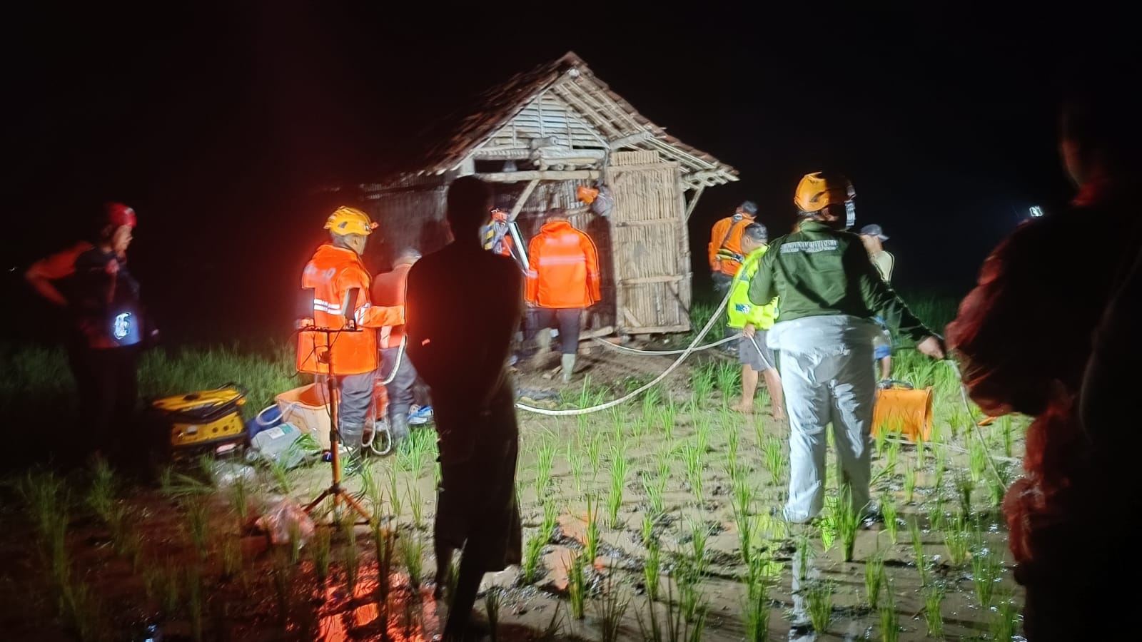 EVAKUASI: Polsek Sambit dibantu BPBD evakuasi mengevakuasi korban meninggal dari dasar sumur sawah (POLSEK SAMBIT UNTUK JAWA POS RADAR LAWU)
