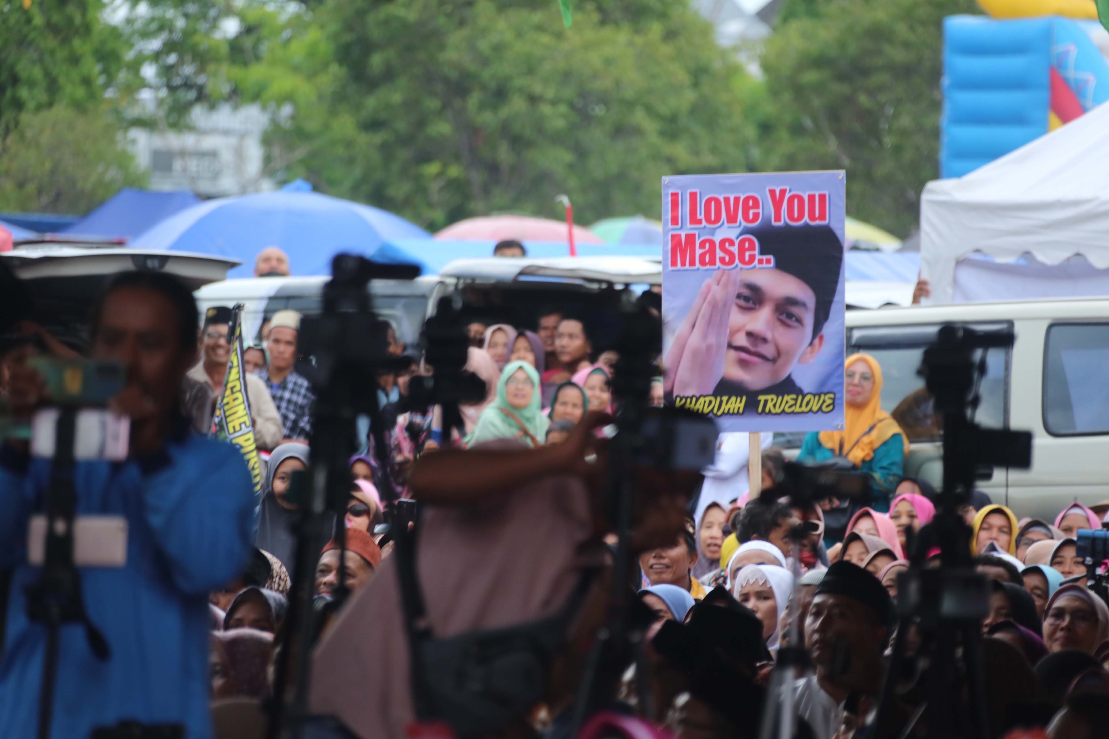 NGALAP BERKAH: Gus Iqdam saat mengisi pengajian di Alun-alun Ponorogo Desember 2023 lalu. (PROKOPIM UNTUK RADAR LAWU)