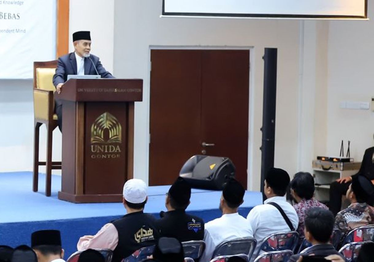 NASEHAT: KH Hasan Abdullah Sahal, Pimpinan PMDG menyampaikan pesan kepada ratusan kiai pimpinan ponpes alumni jelang peringatan satu abad Gontor. (PMDG UNTUK RADAR LAWU)