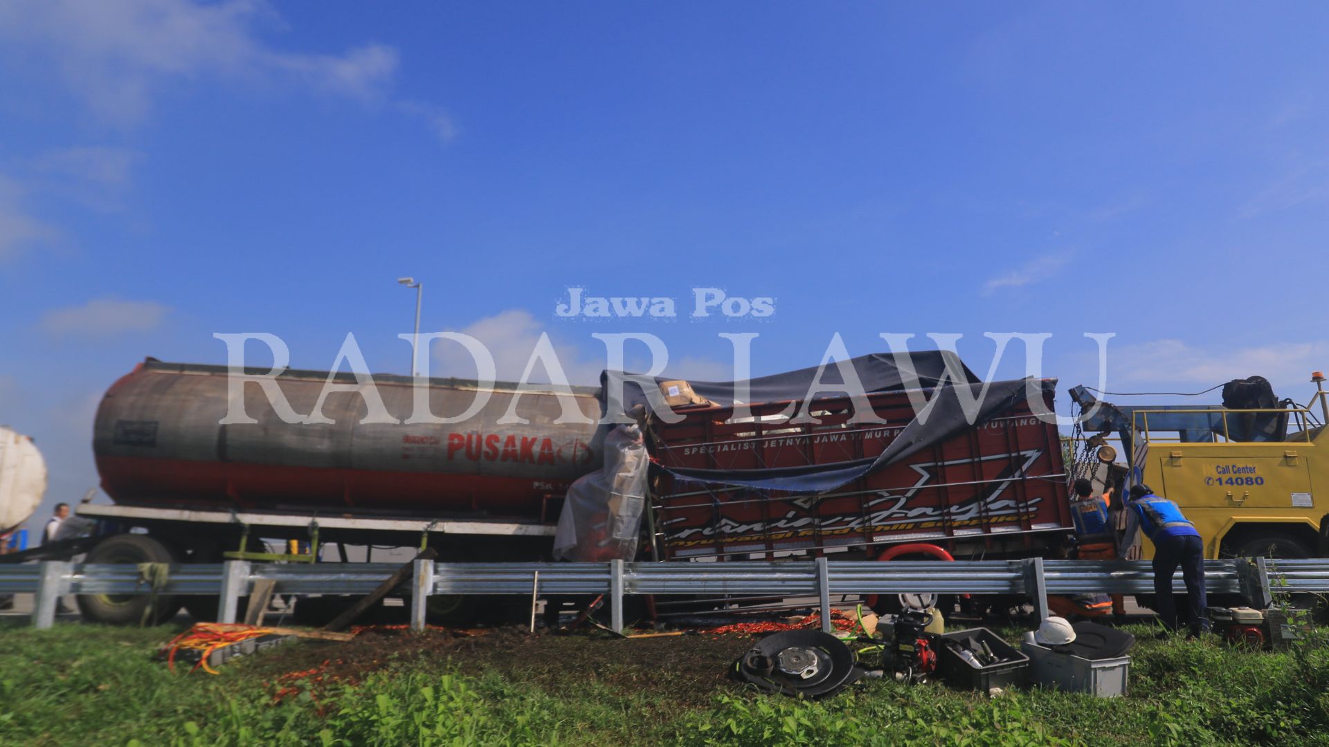 LAKA MAUT: Dua kendaraan truk terlibat kecelakaan di ruas tol Ngawi &ndash; Kertosono, tepatnya di kilometer 619 B, Desa Bongsoputro, Saradan, Kabupaten Maidun, Jumat (2/2). (R. BAGUS RAHADI/RADAR MADIUN)