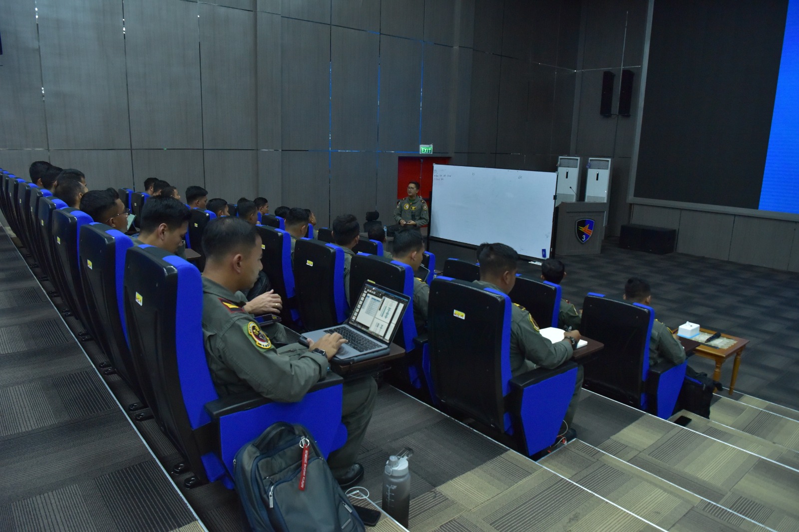 UPGRADE: Penerbang Skadron Udara 3, 14, 15 mengikuti CIF guna merefresh instrument flight di Lanud Iswahjudi Magetan Rabu (31/1) lalu. (LANUD ISWAHJUDI UNTUK RADAR LAWU)