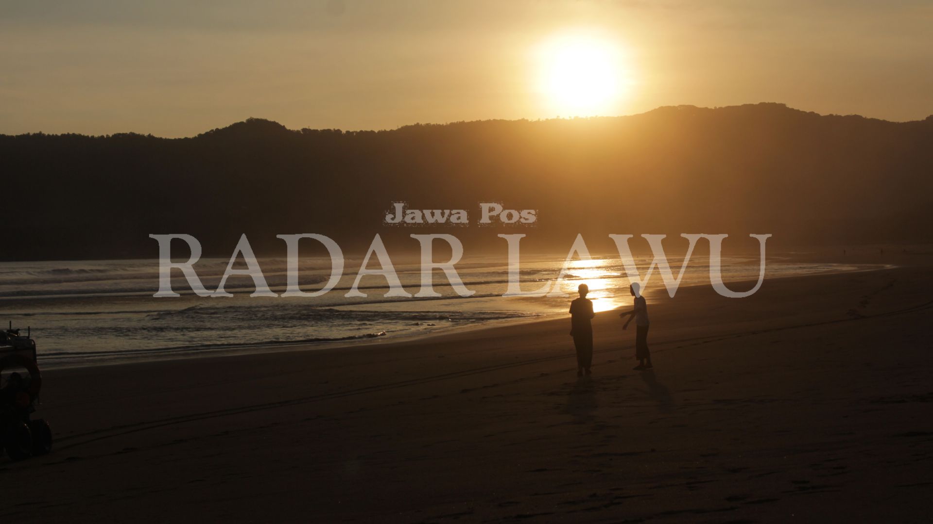 JINGGA: momen senja jadi waktu terbaik menikmati keindahan pantai Pancerdoor, Pacitan (SUGENG DWI/JAWA POS RADAR PACITAN)