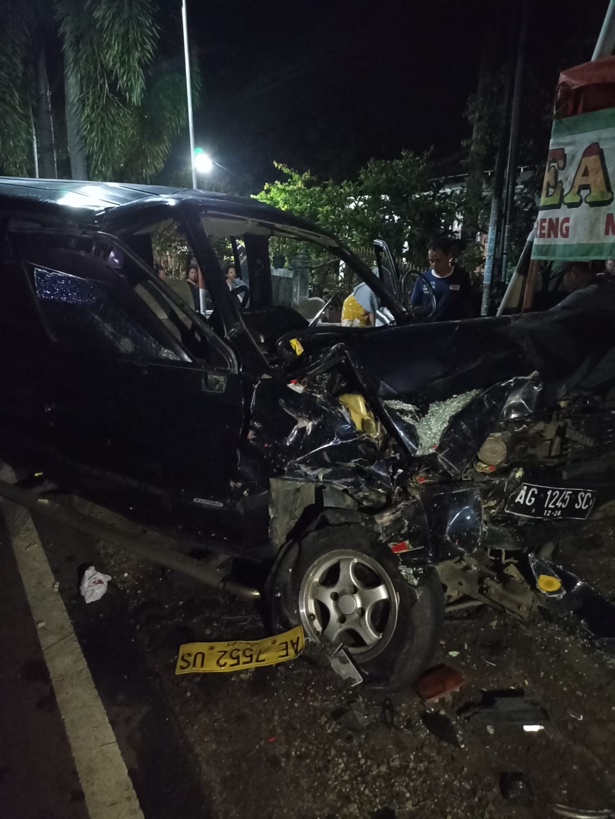 LAKA LANTAS: usai menghindari bus dari arah berlawanan Suzuki panther sarat penumpang tabrak tiang lampu tepi jalan. (SATLANTAS UNTUK JAWA POS RADAR PONOROGO)