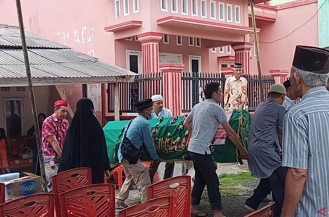 KABAR DUKA: Jenazah Ketua KPPS Kelurahan Baturaja Permai, Kabupaten OKU, Sumsel, Ferry Alamsyah dibawa ke rumah duka, diduga kelelahan usai ikut sosialisasi Sirekap. (ANTARA)