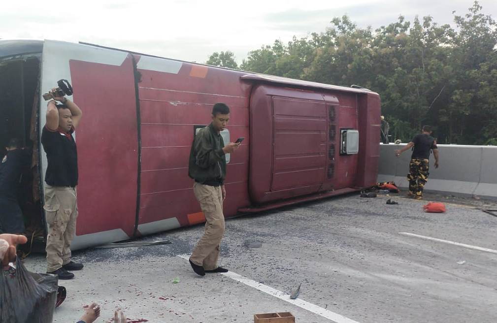 LAKA TUNGGAL: Bus rombongan Partai Hanurai alami kecelakaan tunggal di Tol Solo-Ngawi Minggu pagi (4/2), usai hadiri kampanye&nbsp;akbra Ganjar-Mahfud di GBK, Jakarta. (ISTIMEWA)