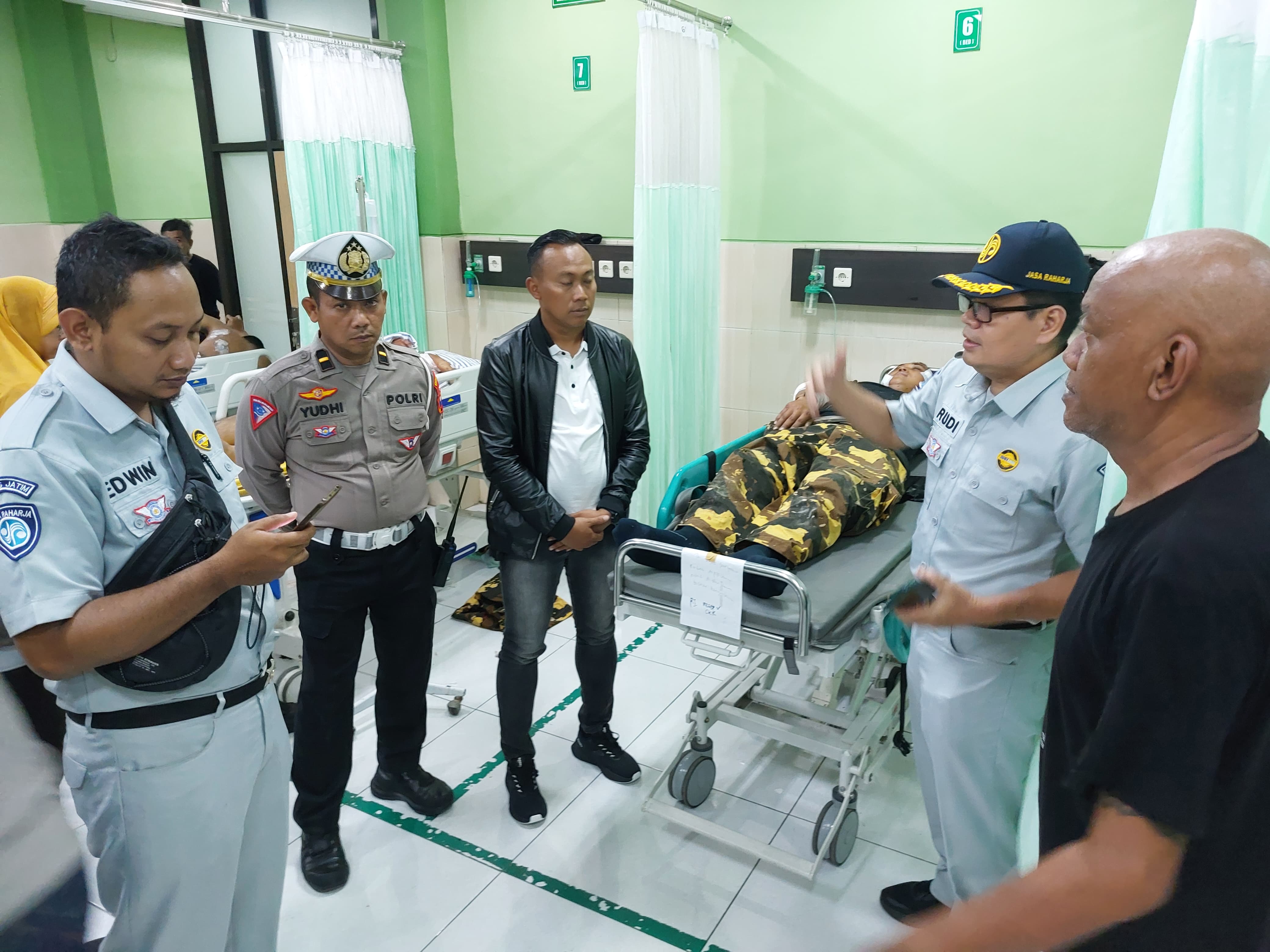 LAKA TUNGGAL: Polres Ngawi mendalami kecelakaan tunggal bus rombongan Partai Hanura di Tol Solo-Ngawi Minggu pagi (4/2). (ASEP SYAEFUL BACHRI/RADAR NGAWI)