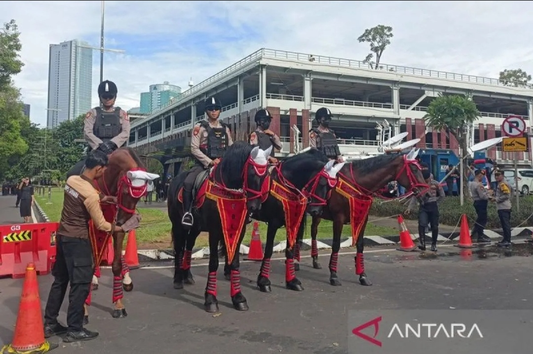 AMAN: Sedikitnya 2.992 petugas gabungan diturunkan mengamankan jalannya debat capres kelima Pemilu 2024 Minggu (4/2), diantaranya pasukan berkuda atau Turangga. (ANTARA)