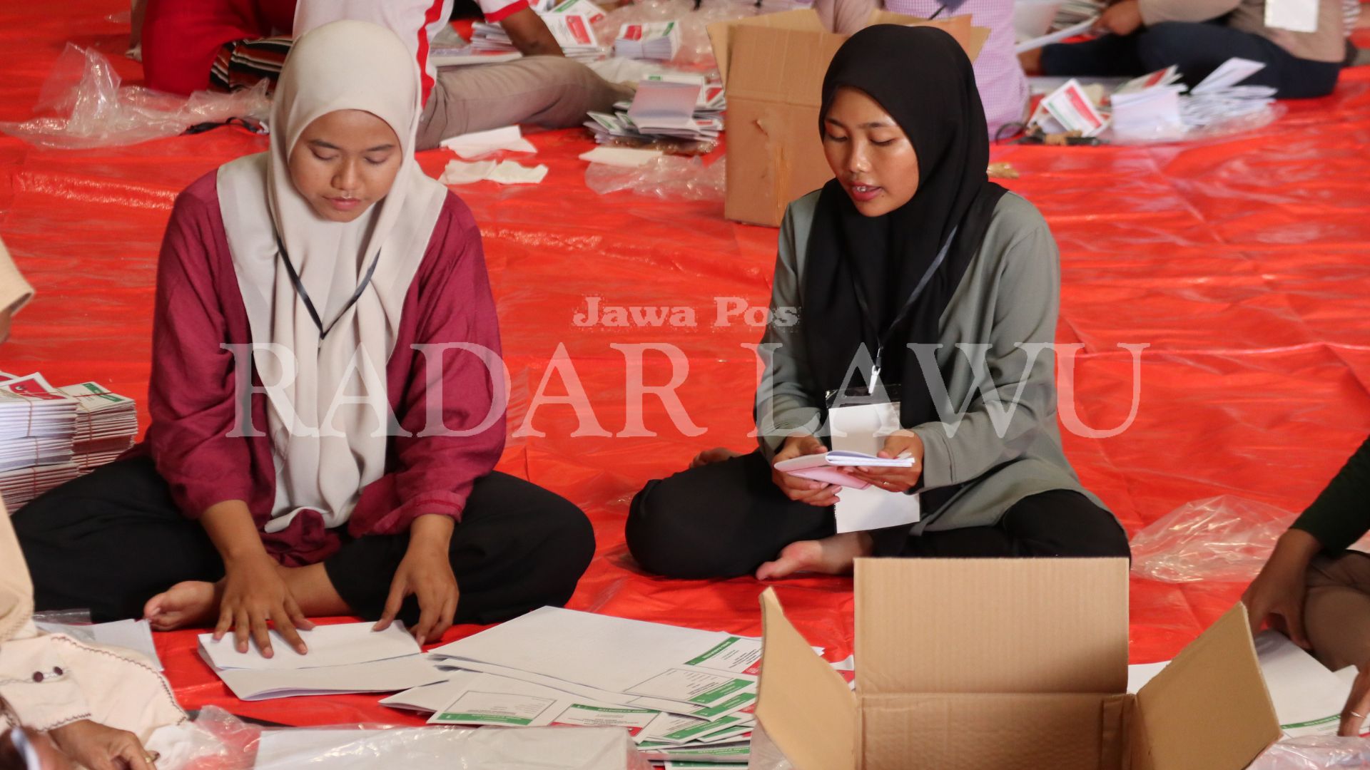 ILUSTRASI: Persiapan setting packing logistik Pemilu 2024. (SUGENG DWI N./JAWA POS RADAR PONOROGO)