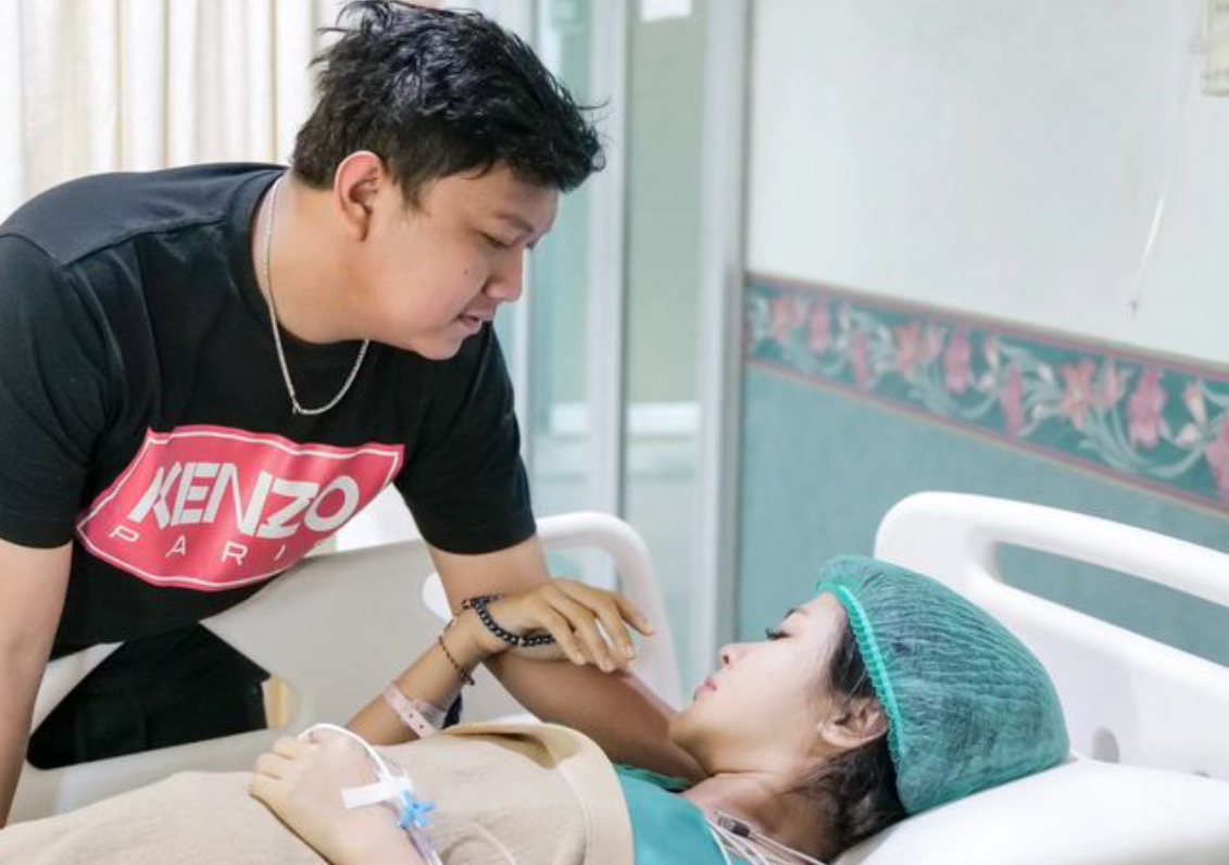 Denny Caknan bersama Bella Bonita saat persalinan anak pertama mereka di RS Husada Utama. (INSTAGRAM)