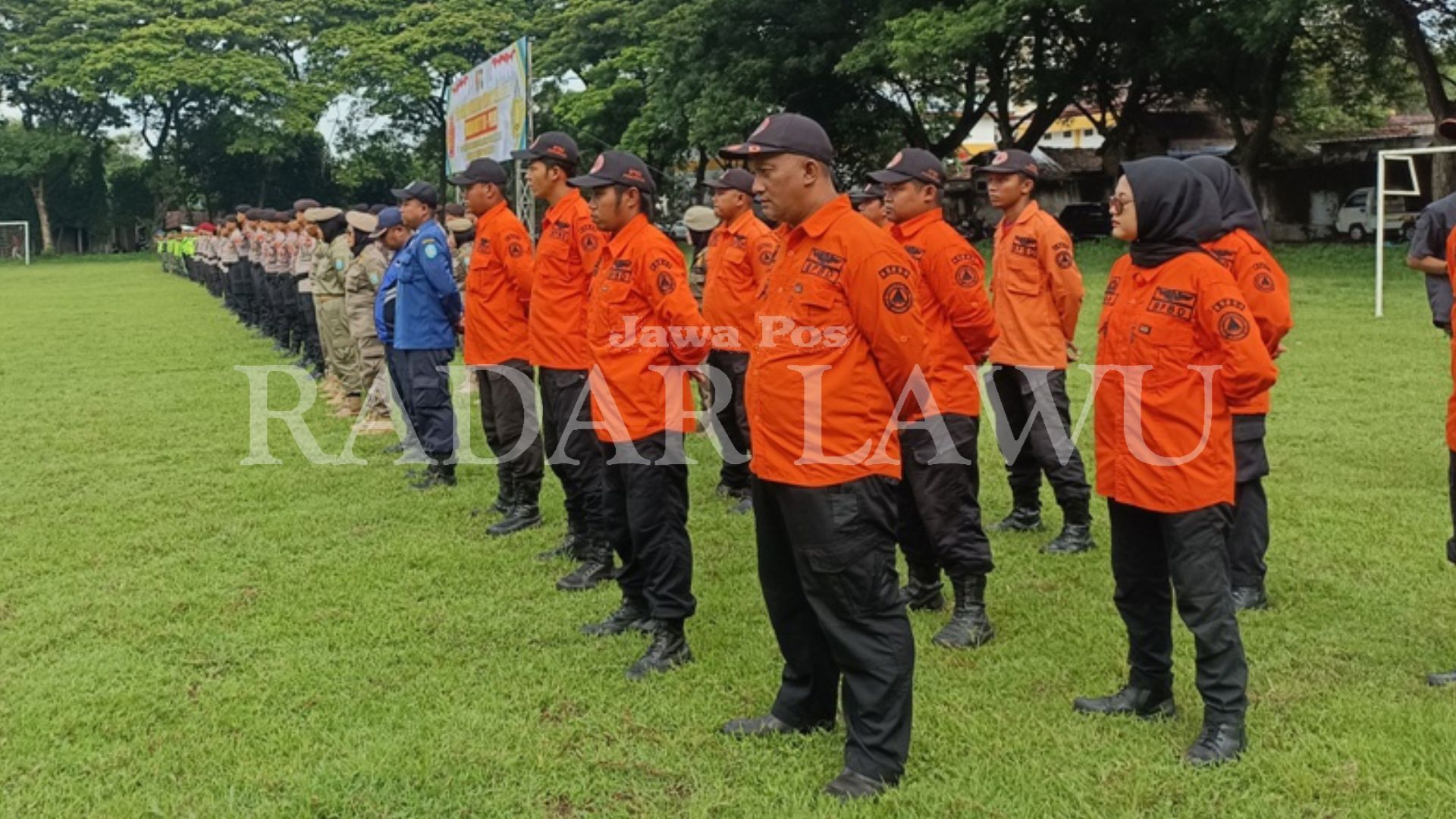 NETRALITAS: Petugas gabungan mengikuti apel siaga jelang Pemilu 2024 di Lapangan Kodim 0802 Ponorogo Selasa pagi (6/2). (SUGENG DWI N./JAWA POS RADAR PONOROGO)