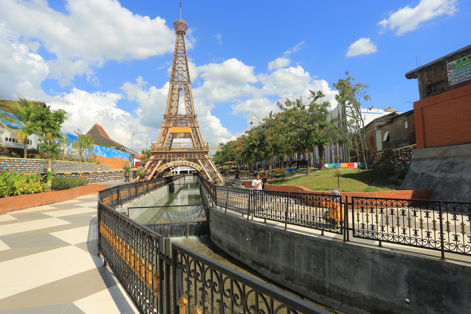 WISATA TEMATIK: Replika menara Eiffel di Pahlawan Street Center. (BAGAS BIMANTARA/RADAR MADIUN)