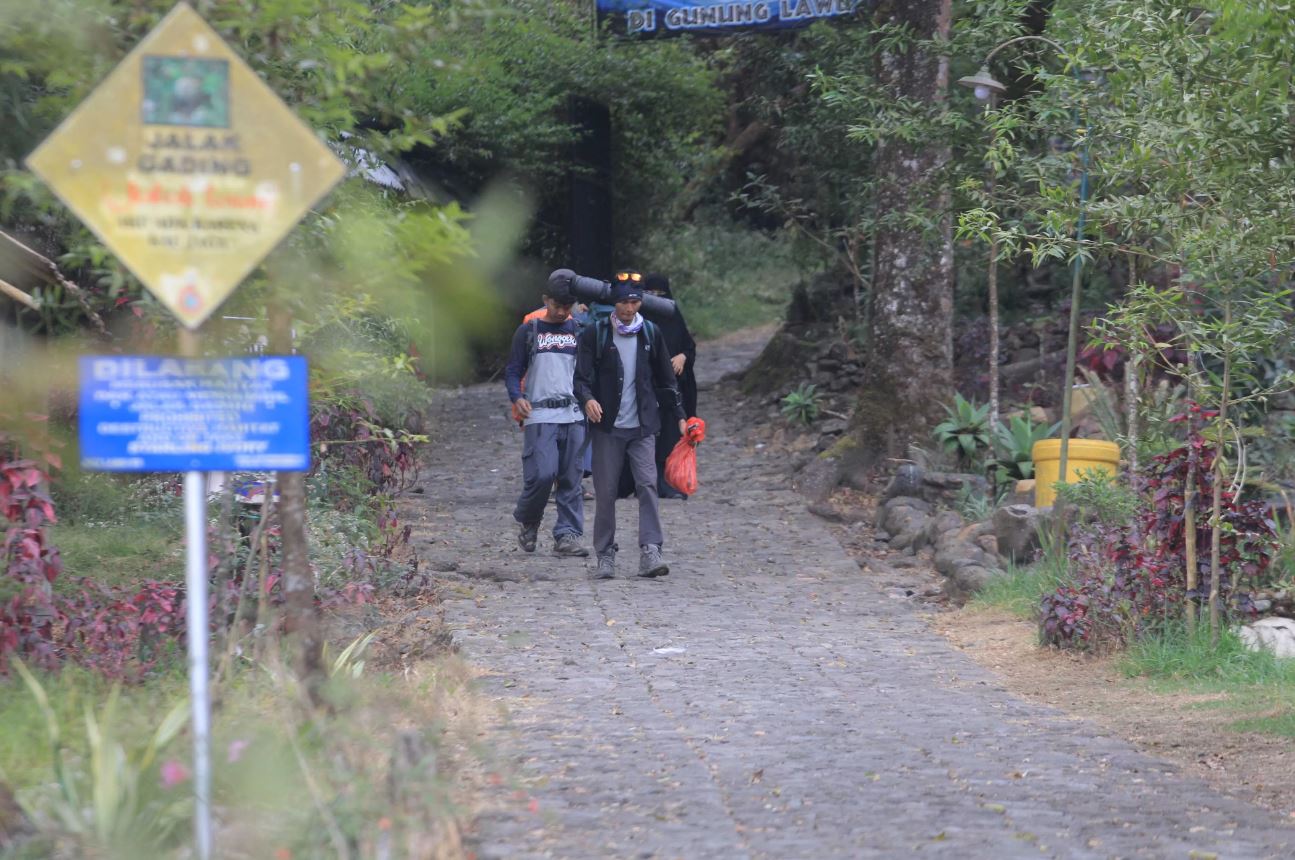 TREK BEBATUAN: Estimasi waktu yang dibutuhkan pendakian Gunung Lawu jalur Cemoro Sewu sekitar 6-7 jam. (AJI PUTRA/RADAR MADIUN)