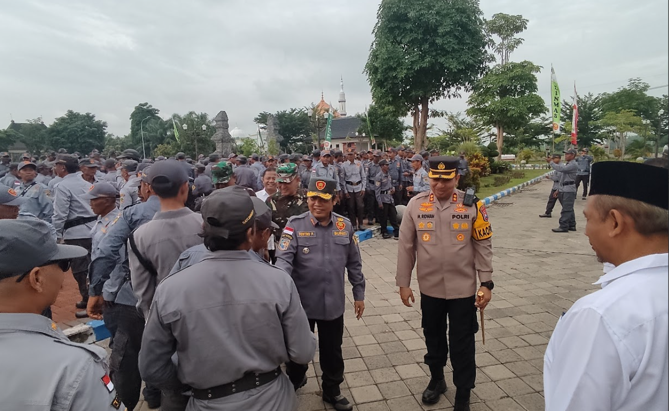 BERI DUKUNGAN: Ratusan satlinmas dikerahkan menjaga pemilu kondusif di Kabupaten Madiun. (LODITYA FERNANDEZ/RADAR MADIUN)