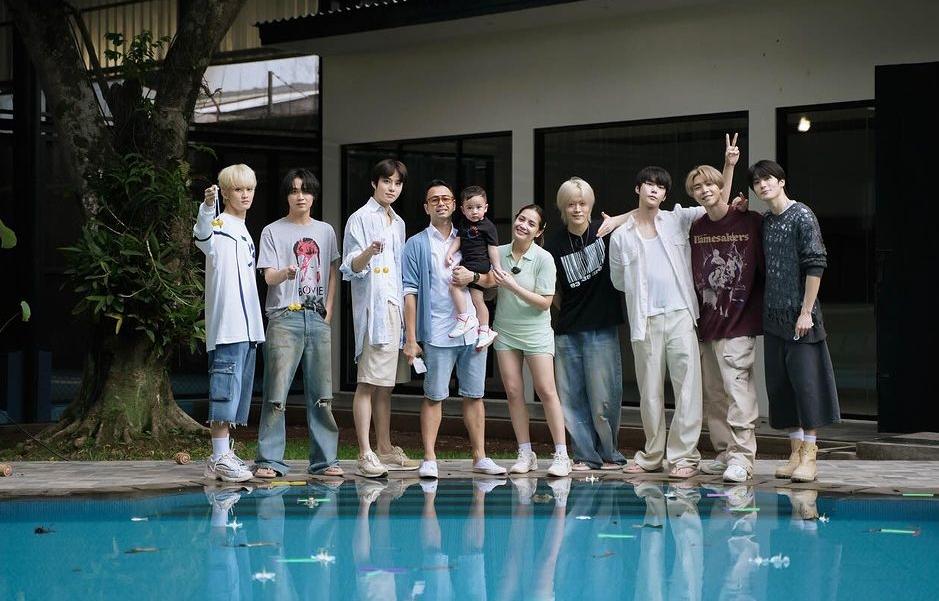 MENDADAK: K-Pop NCT 127 secara mengejutkan datang ke rumah Raffi Ahmad dan Nagita Slavina. (@raffinagita1717)