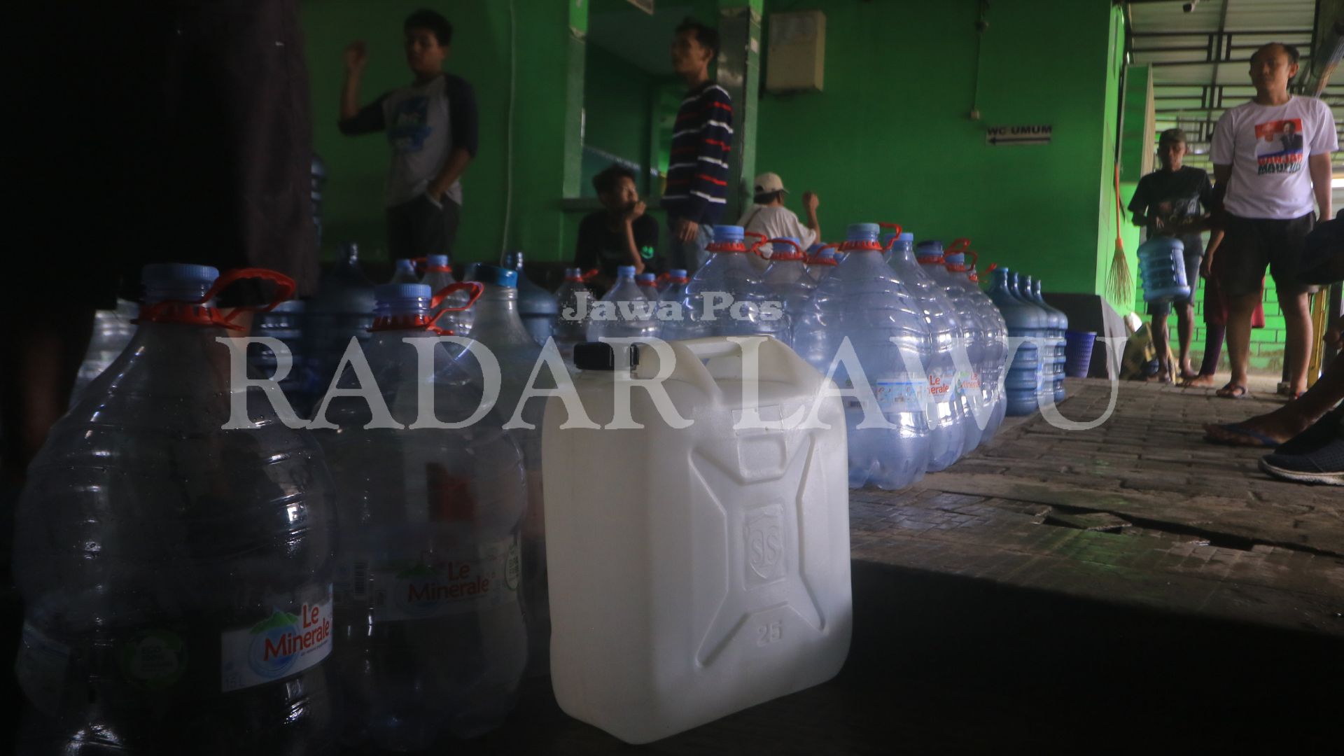 SULIT AIR: Antrean warga mengambil air di sumur bor di Desa/Kec. Dagangan mengular panjang pasca penutupan saluran keran. (R. BAGUS RAHADI/JAWA POS RADAR CARUBAN)
