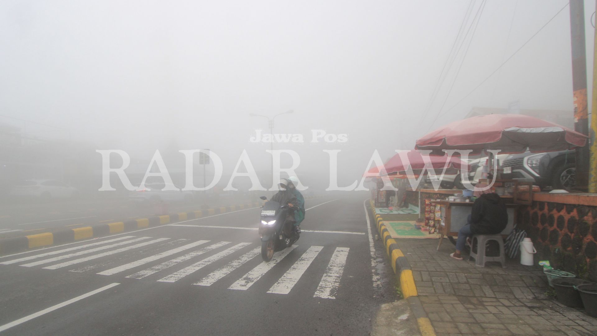 CUACA EKSTREM: Kabut tebal di Jalan Tembus Cemoro Sewu-Sarangan, Magetan, pengendara diimbau hati-hati. (AJI PUTRA/JAWA POS RADAR MAGETAN)