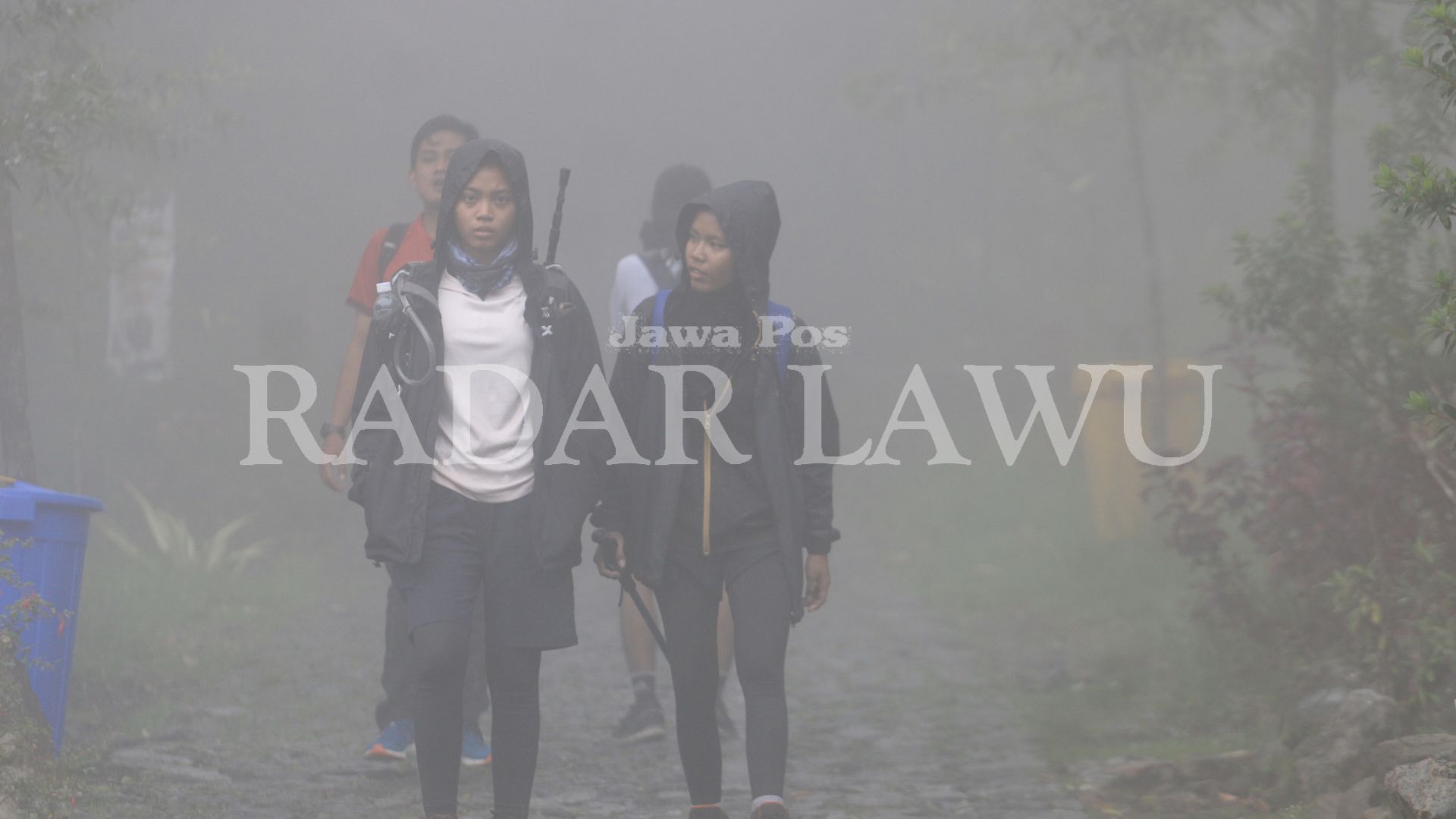 PUAS: Para pendaki tektok Gunung Lawu mengaku tidak ada kendala, jalur pendakian diklaim aman, Kamis (8/2). (AJI PUTRA/JAWA POS RADAR MAGETAN)