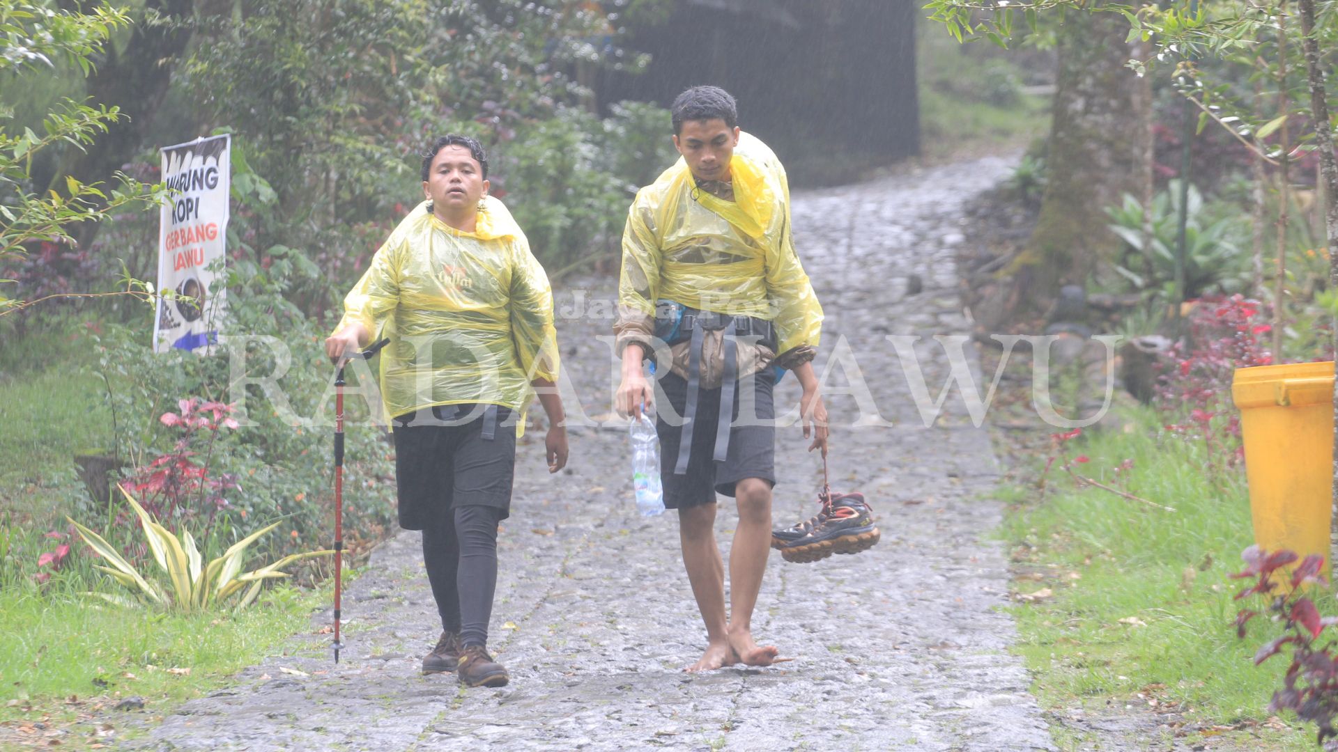MENINGKAT: Pendaki Gunung Lawu via Cemoro Sewu mencapai ratusan Kamis kemarin (8/2), meningkat dari hari normal dikisaran puluhan pendaki. (AJI PUTRA/JAWA POS RADAR MAGETAN)