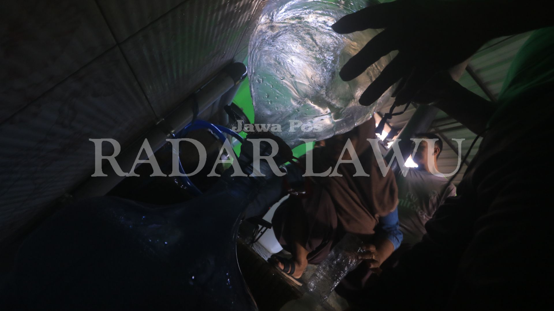 POLEMIK: Kepala Desa Dagangan Rudi Panca Widadi angkat bicara soal polemik penutupan saluran keran sumur bor beberapa hari belakangan ini. (BAGUS RAHADI/JAWA POS RADAR CARUBAN)