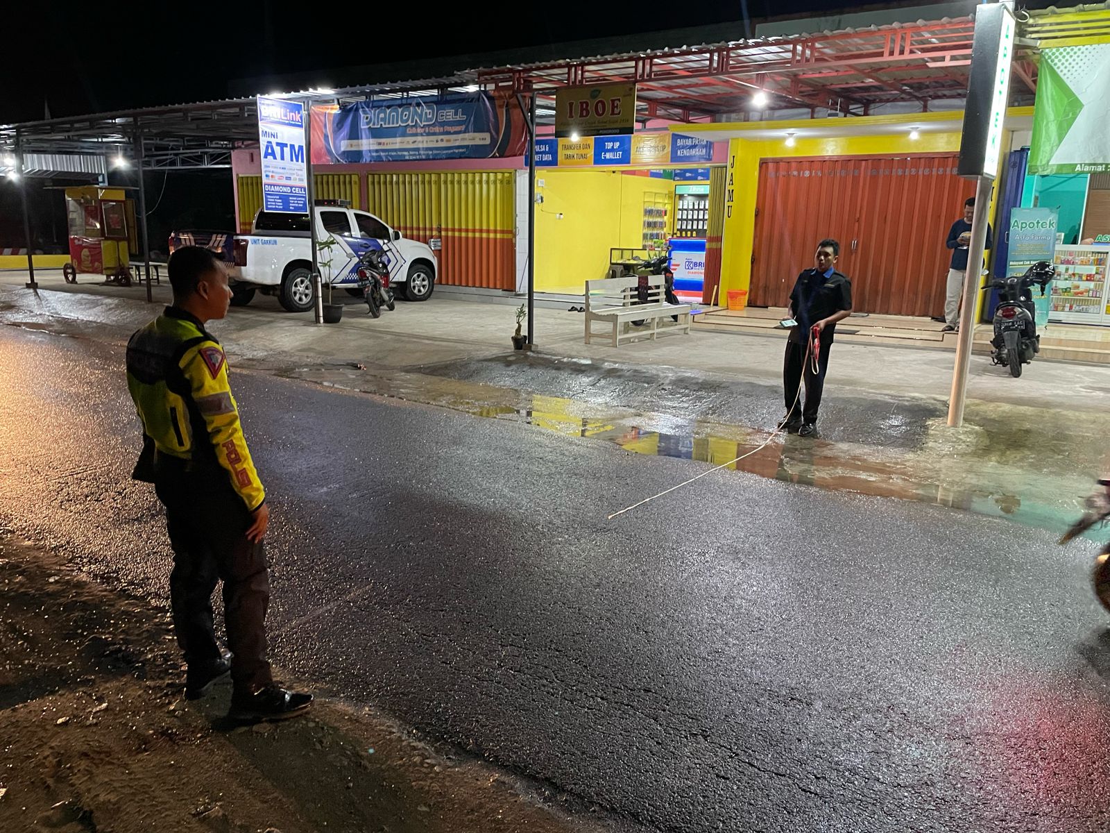 PERIKSA: Polisi melakukan olah TKP kecelakaan yang menewaskan anggota KPPS. (SUGENG DWI/RADAR MADIUN)