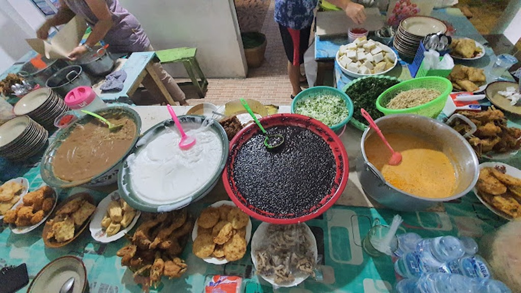 KHAS MAGETAN: Warung Bu Bibit menyuguhkan berbagai menu pilihan dengan harga murmer. (ISTIMEWA)