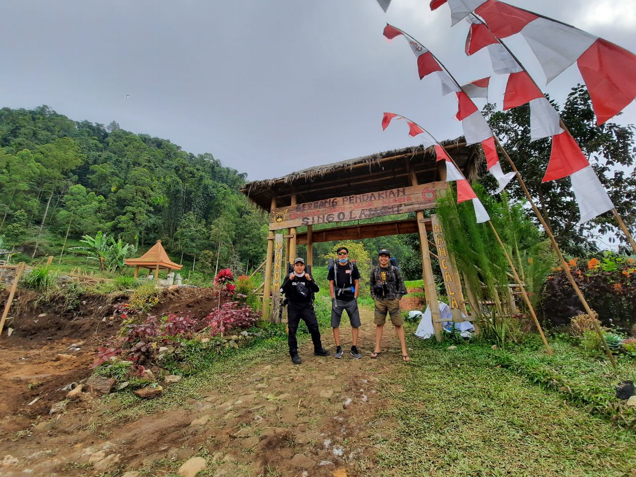 PENUH TANTANGAN: Jalur pendakian Gunung Lawu via Singolangu menyuguhkan trek landai, tanjakan, dan turunan tajam. (ALFIAN FACHRUDDIN/RADAR PONOROGO)