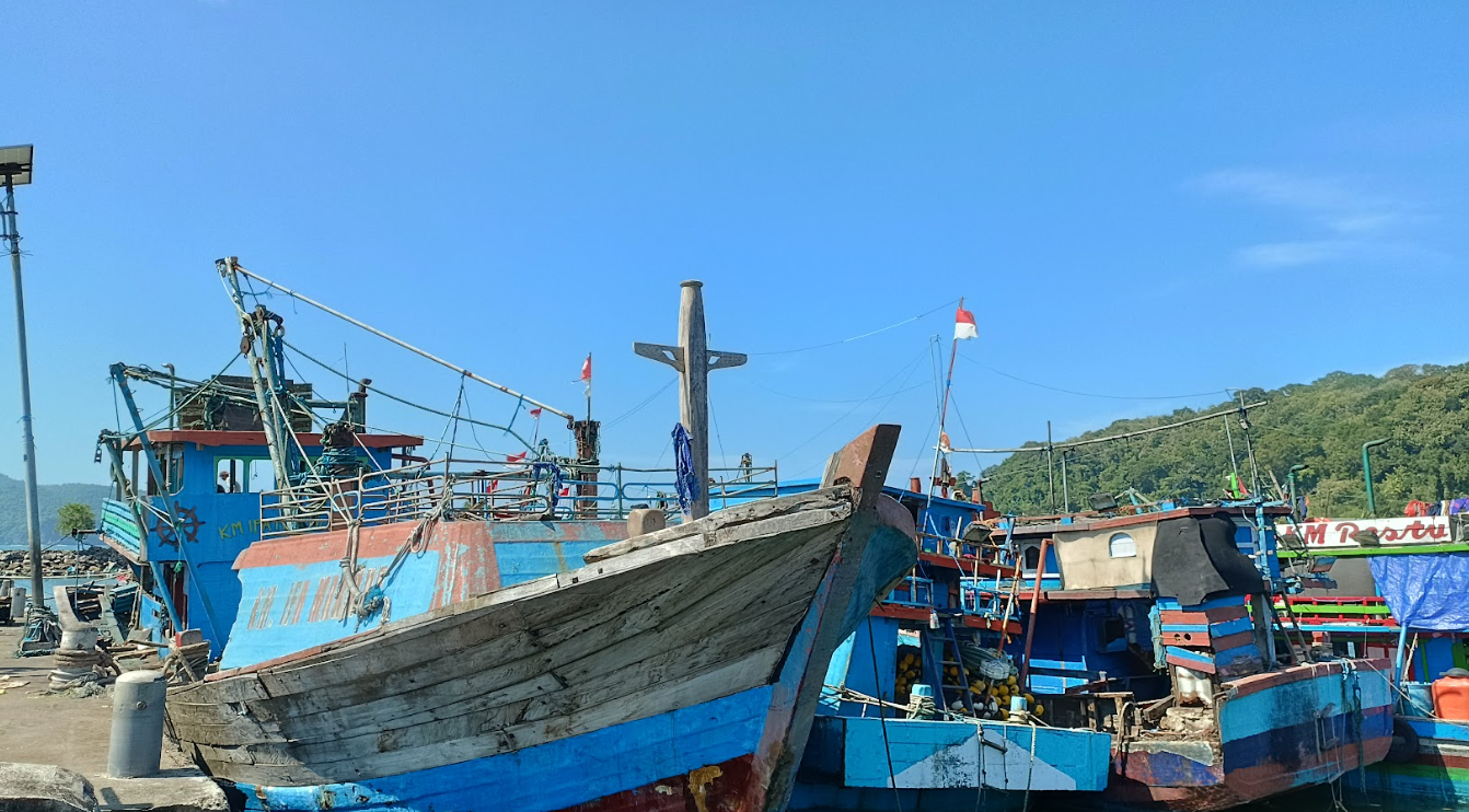 MENEPI: Banyak kapal nelayan andon di dermaga Pelabuhan Tamperan, Pacitan. (NUR CAHYONO/RADAR PACITAN)