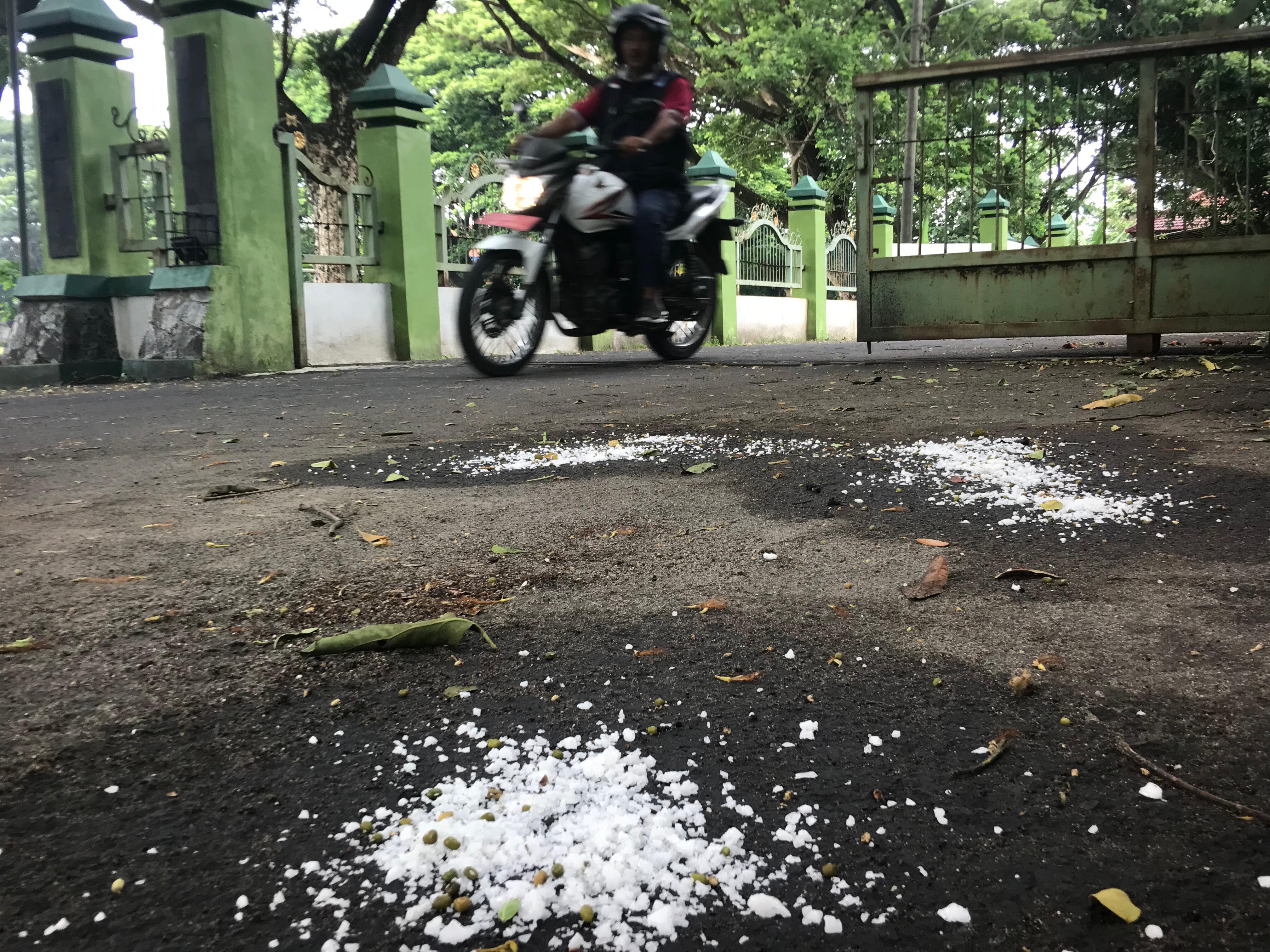 ADA-ADA SAJA: Warga dikejutkan adanya garam grosok  dan kacang hijau yang disebar di halaman dan pintu masuk Kantor Kec. Mejayan, Kab. Madiun Sabtu pagi (10/2). (R. BAGUS RAHADI/RADAR CARUBAN)
