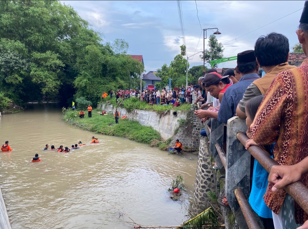 RESCUE: Petugas BPBD Kabupaten Madiun melakukan pencarian sosok balita mengapung di sungai Desa Nglandung, Kecamatan Geger, Kabupaten Madiun, Sabtu (10/2) sore. (DIAN RAHAYU/JAWA POS RADAR CARUBAN)