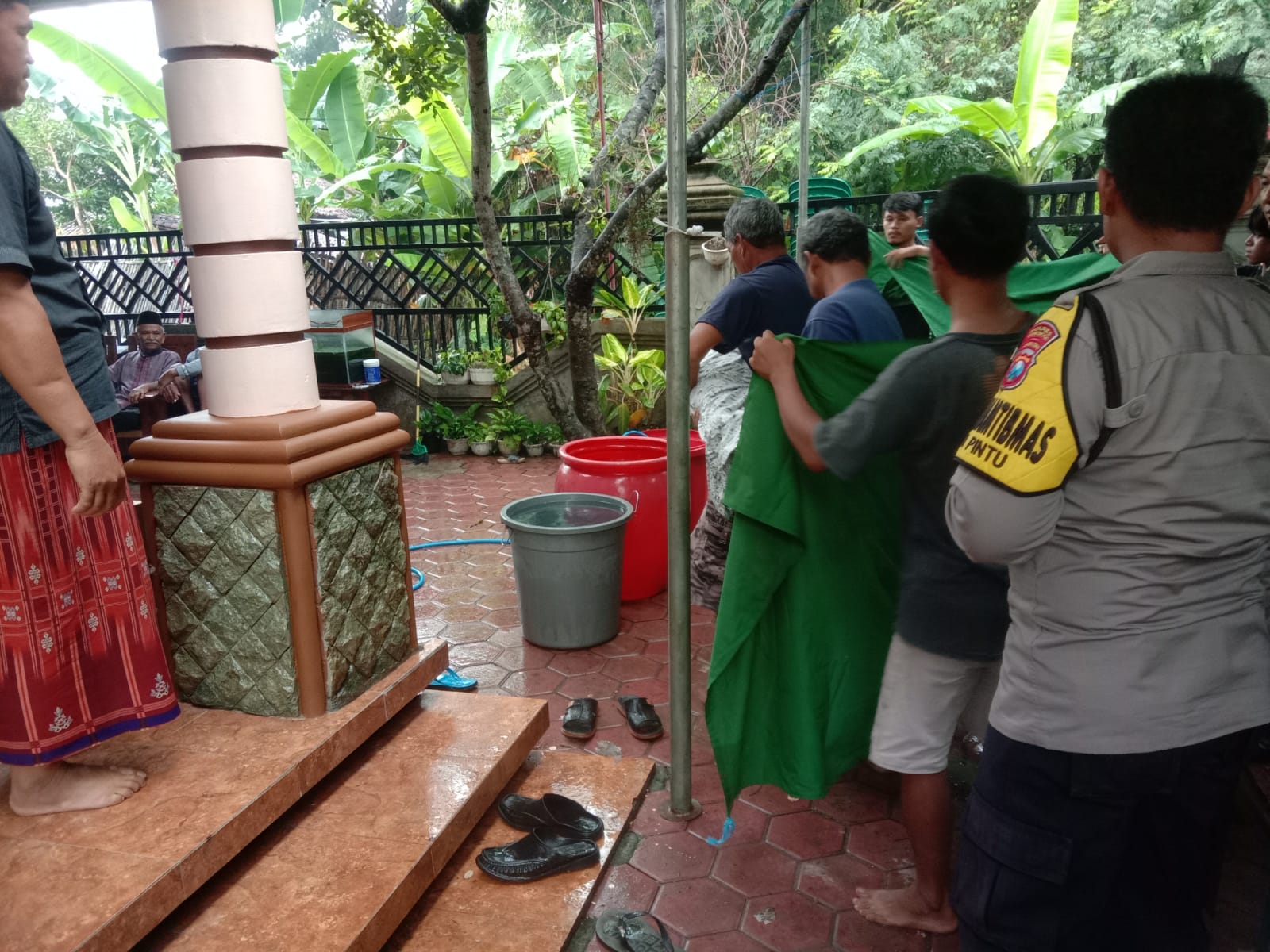 RUMAH DUKA: keluarga korban anak tenggelam langsung melakukan proses pemakaman kepada korban. (POLSEK JENANGAN UNTUK JAWA POS RADAR LAWU)&nbsp;