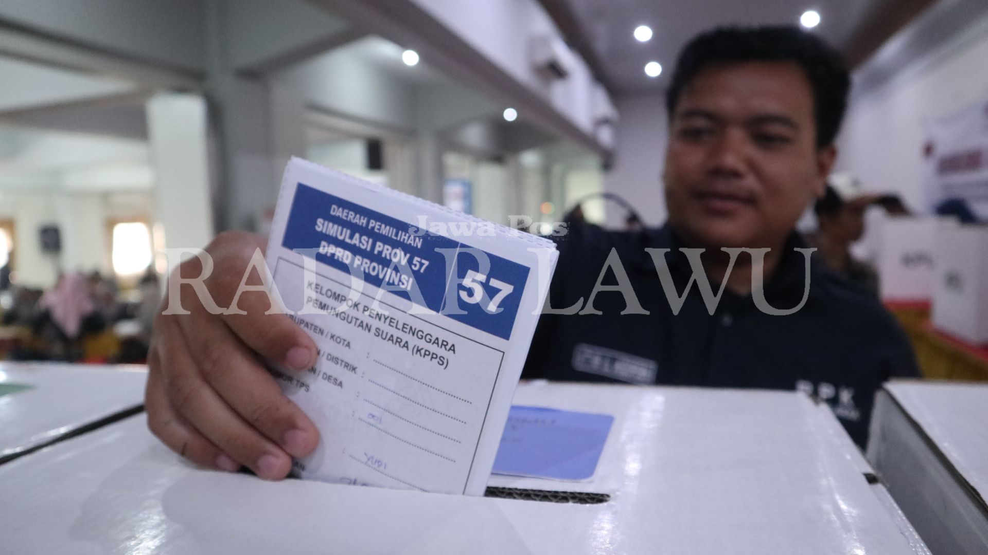 SIMULASI: Kpu menyiapkan anggaran jutaan rupiah untuk mendirikan tempat pemungutan suara (TPS) (SUGENG DWI/JAWA POS RADAR PONOROGO)