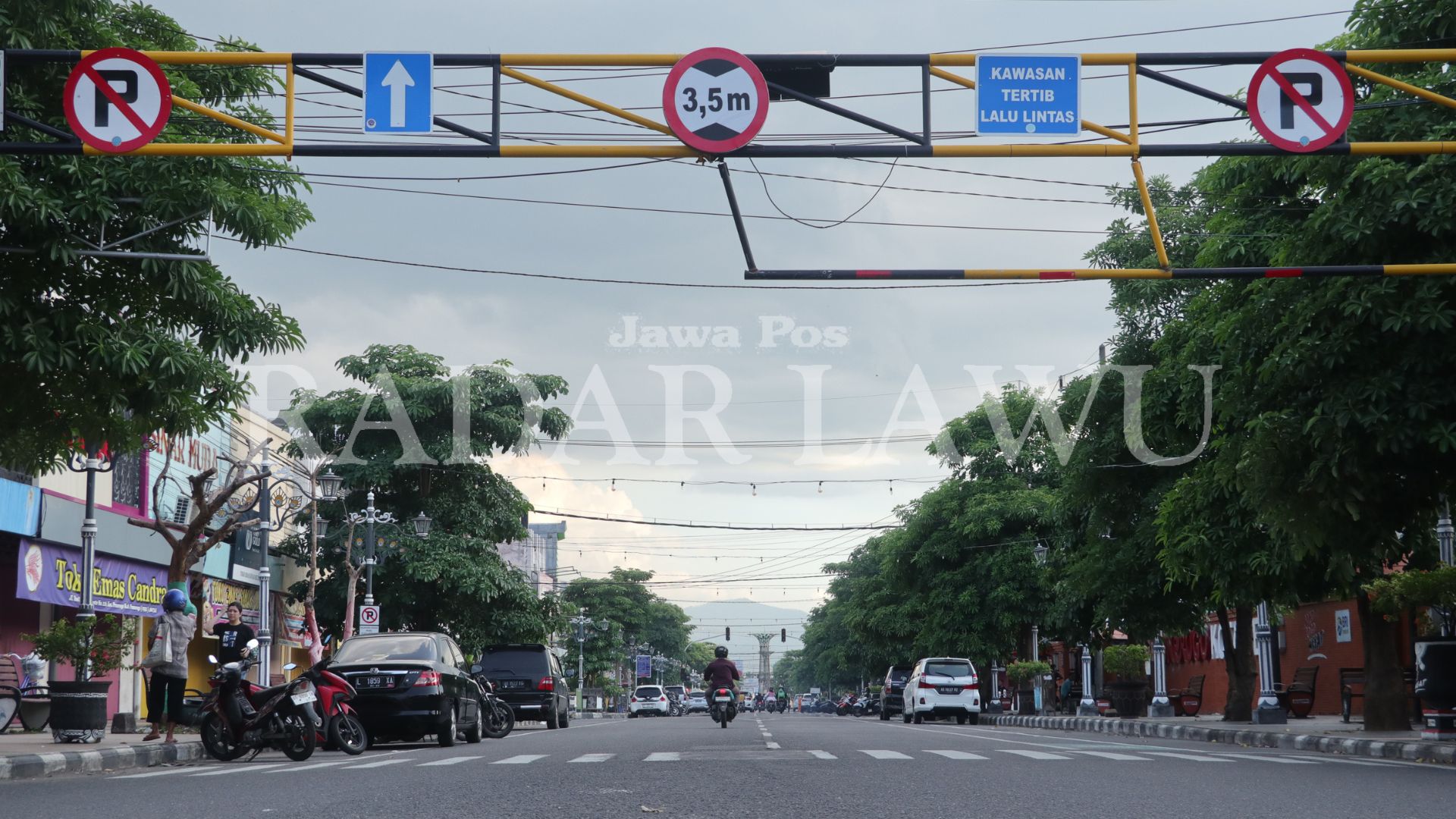 SATU ARAH:&nbsp;Uji coba pemberlakuan&nbsp;one way&nbsp;di sejumlah ruas jalan dimulai Kamis (14/2).&nbsp; (SUGENG DWI N./JAWA POS RADAR PONOROGO)