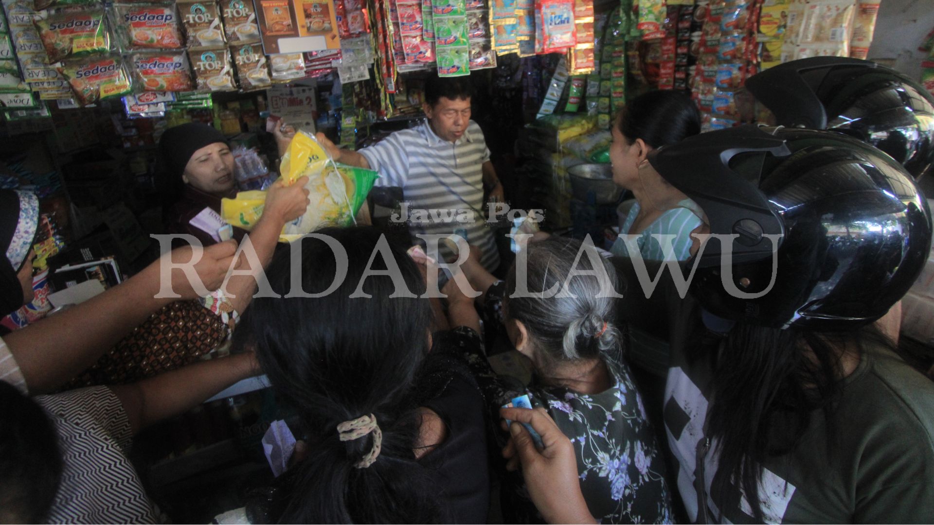 SUSAH: Pembeli beras SPHP di Pasar Sayur Magetan harus berebut hingga ditolak Selasa (13/2). (AJI PUTRA/JAWA POS RADAR MAGETAN)