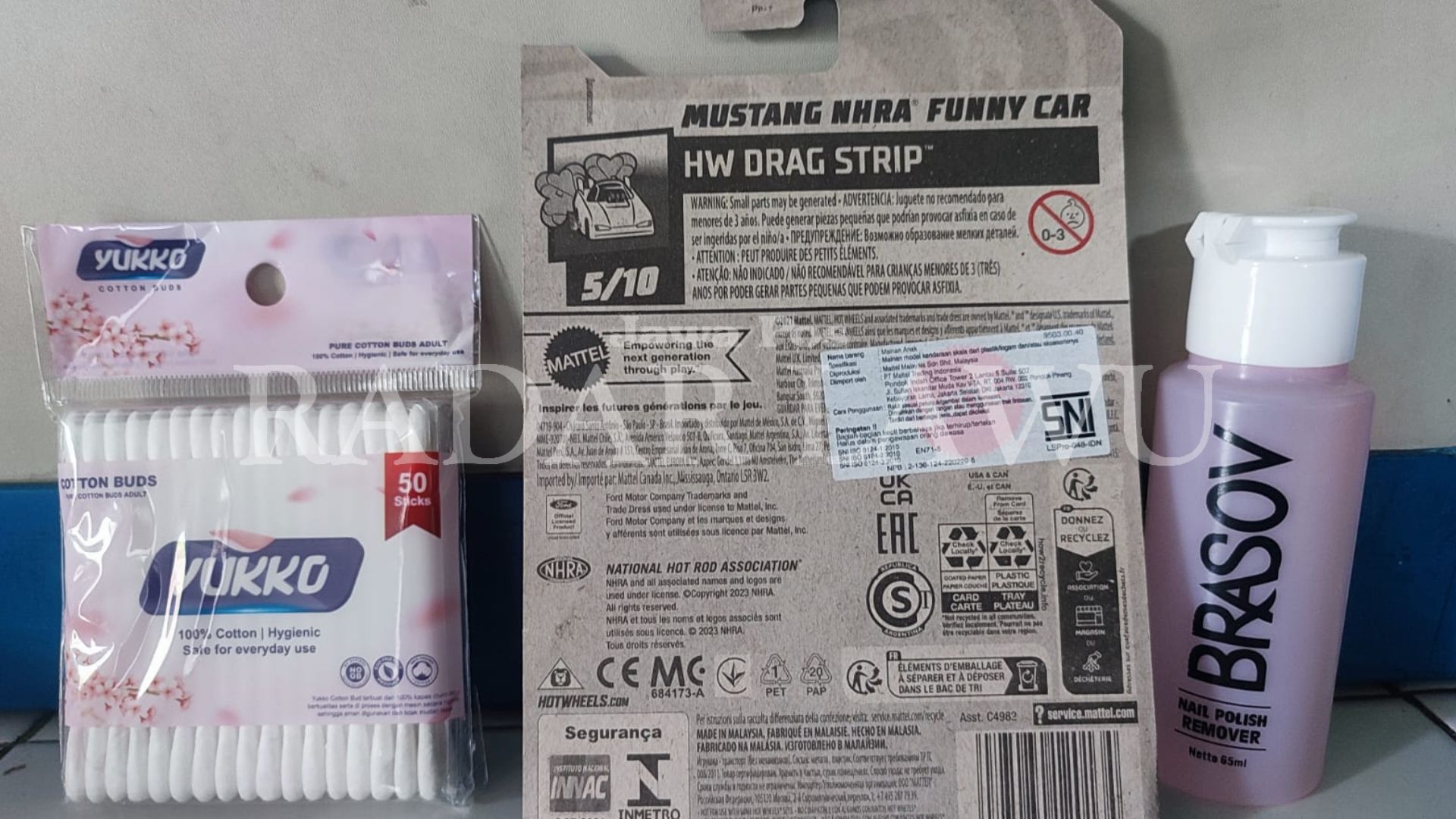 Cara membuka blister hot wheels menggunakan cairan aseton dan cotton bath. (DIMAS MAGANG PNM/RADAR LAWU)