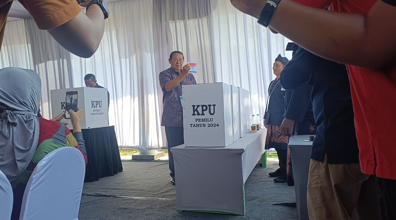 NYOBLOS: Presiden ke-6 RI Susilo Bambang Yudhoyono atau SBY mencoblos di Pacitan. (NUR CAHYONO/RADAR PACITAN)