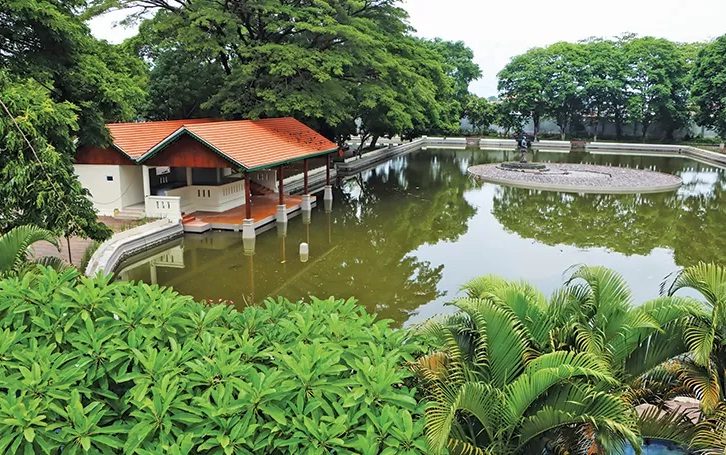 BELUM UNTUK UMUM: Wajah kolam di kompleks Taman Balekambang yang sudah tersentuh revitalisasi. (M. IHSAN/RADAR SOLO)