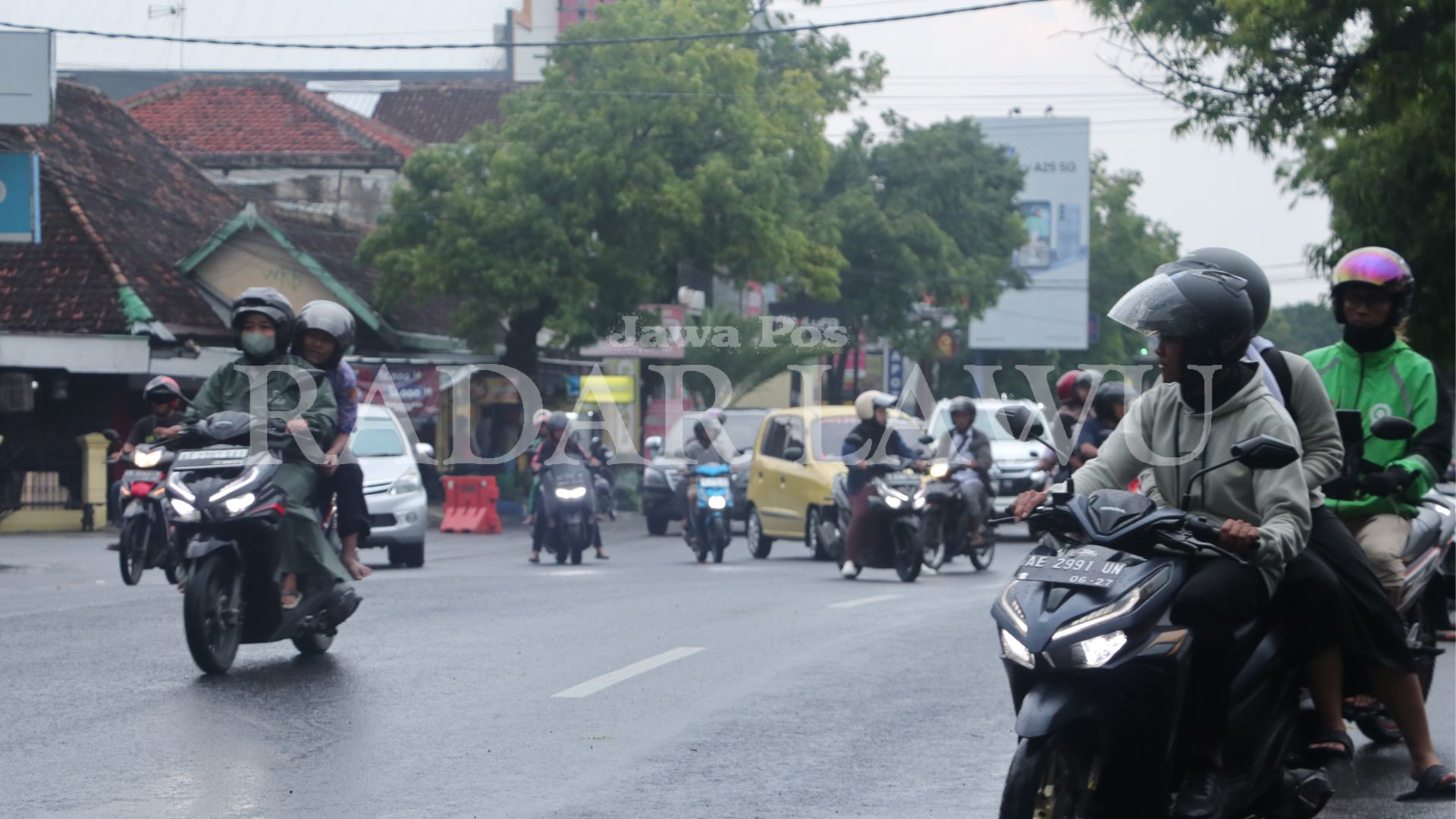 JAM SIBUK: Dishub Ponorogo mengevaluasi beberapa titik rawan crowded di hari kedua uji coba pemberlakuan one way&nbsp;Kamis kemarin (15/2). (SUGENG DWI N./JAWA POS RADAR PONOROGO)