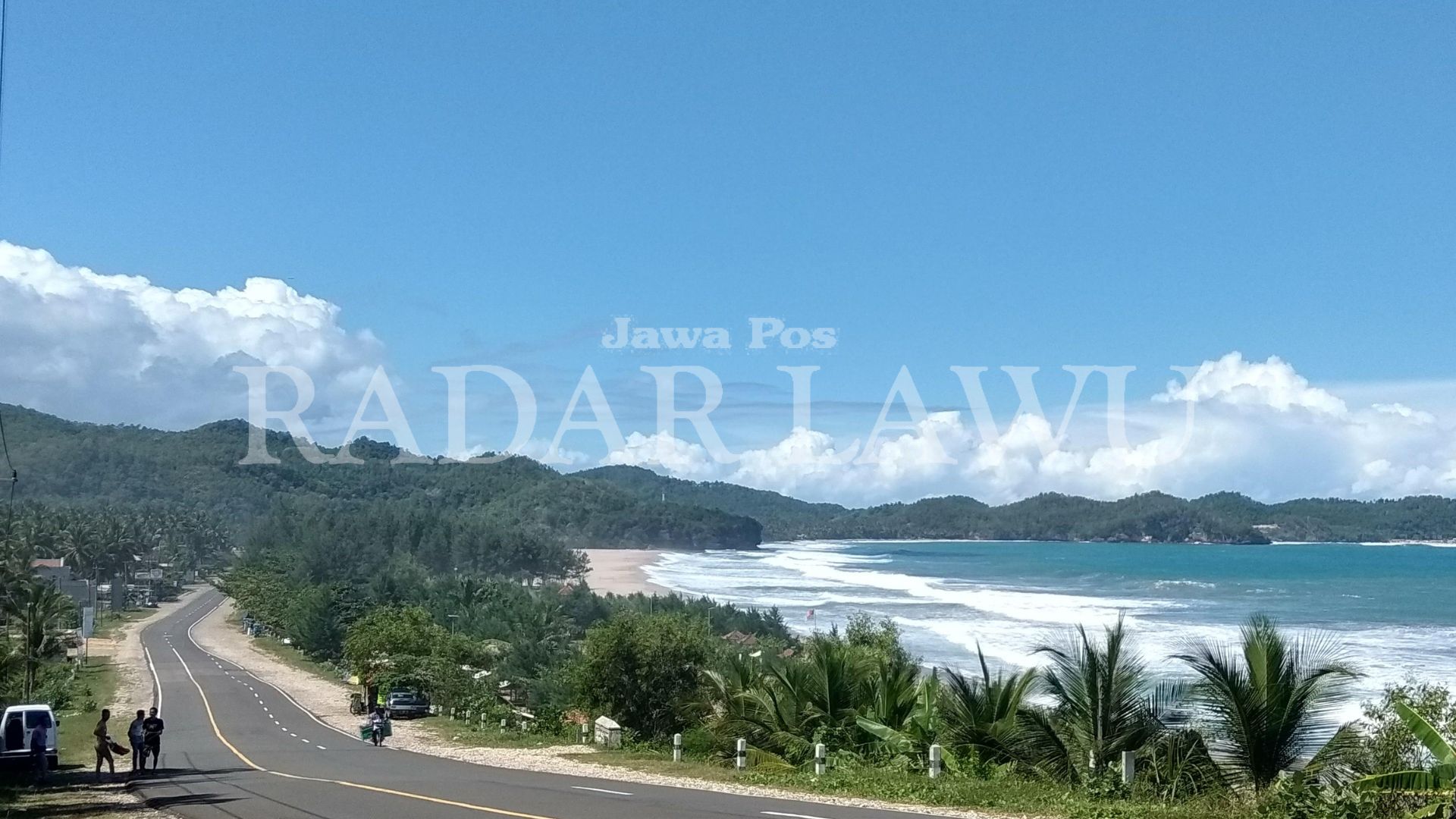 KOMPOSISI: Pantai Soge persis berhimpitan langsung dengan Jalur Lintas Selatan (JLS) di Pacitan (SUGENG DWI/JAWA POS RADAR PACITAN)