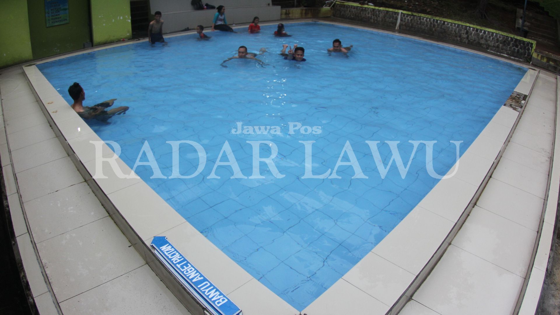 PEMAANDIAN: wisata banyu anget jadi jujukan pelancong luar daerah yang ingin rasakan sensasi mandi air panas alami (RADAR LAWU)